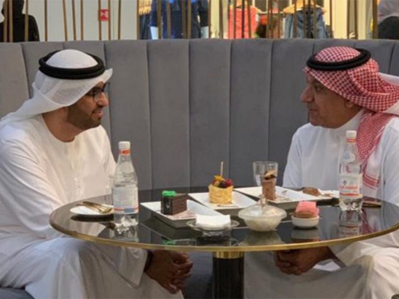 مقطع فيديو يظهر تجول وزيرين سعودي وإماراتي داخل مركز تجاري في أبوظبي